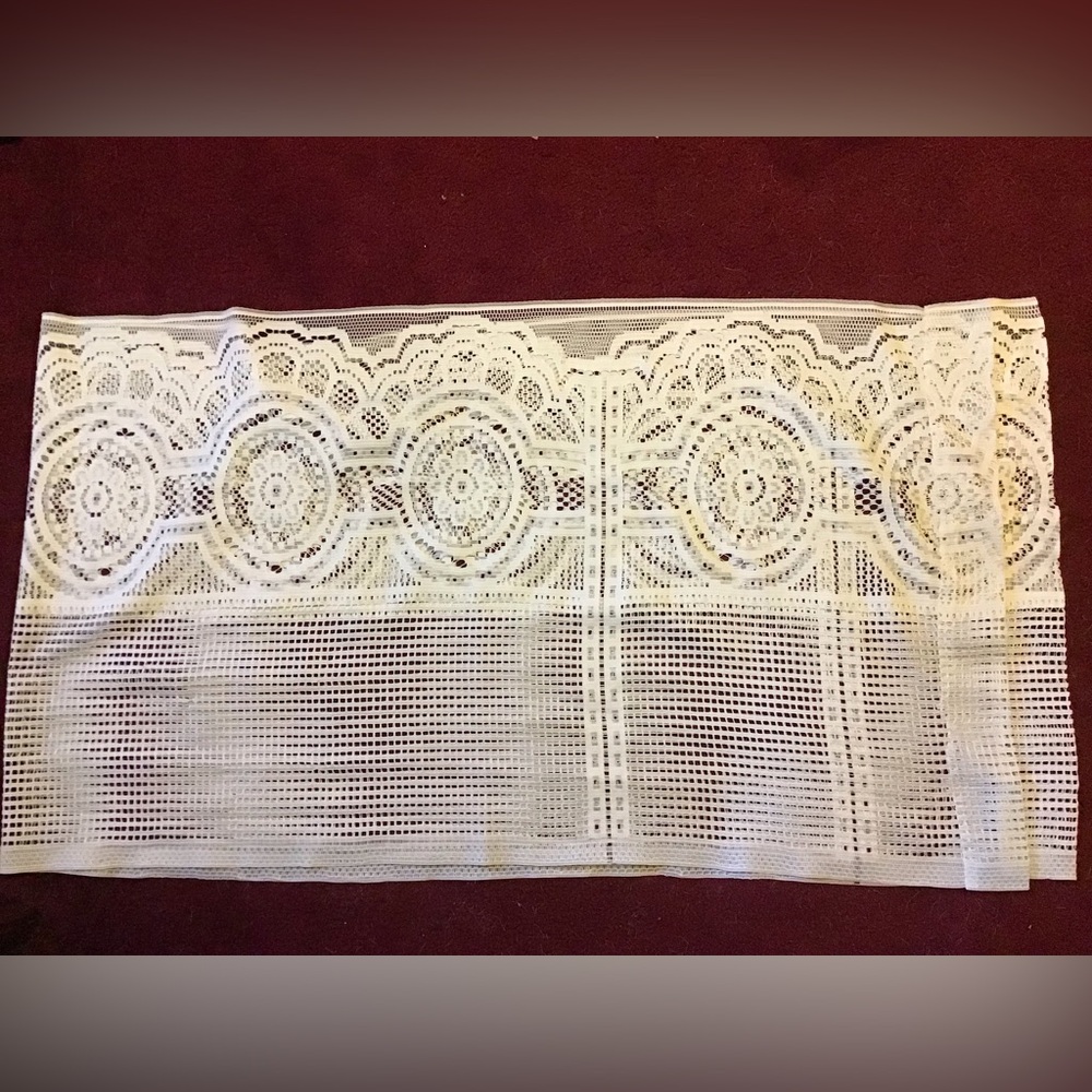 VINTAGE BATTENBERG LACE 24x40 TABLECLOTH RUNNER WHITE GUC FLORAL PATTERN